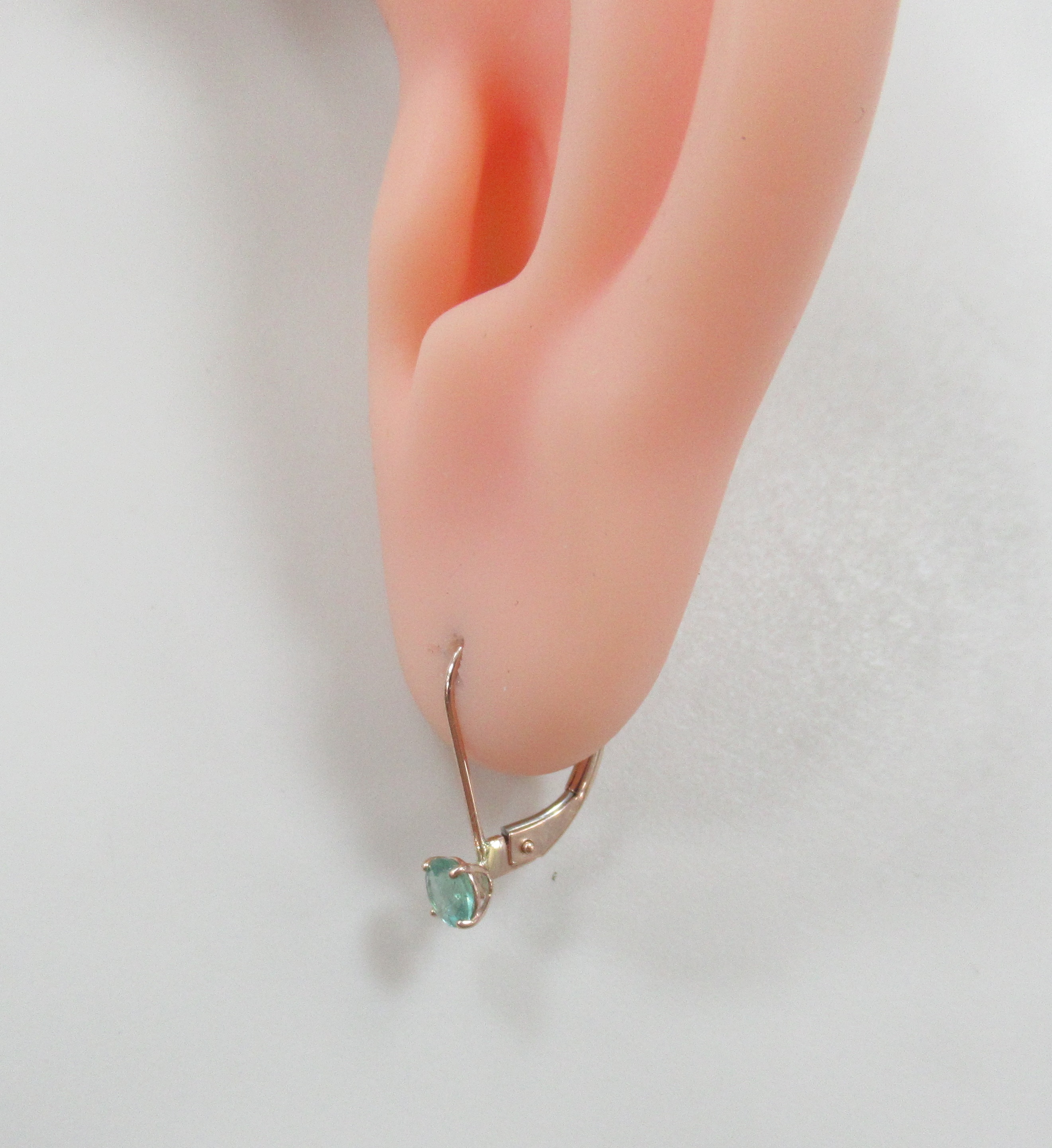 Серьги из золота с изумрудами